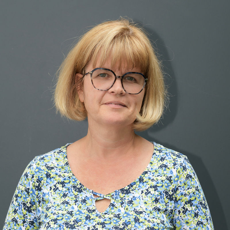 Porträt von Anja Pernet, Mitarbeiterin an der Rezeption der Praxis Sabine Laube